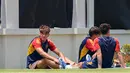 Ekspresi pemain Timnas Spanyol U-17, Marc Guiu (kiri), saat menjalani latihan dibawah sinar terik matahari yang berlangsung di Lapangan Sriwaru, Kecamatan Laweyan, Kota Solo, Rabu (8/11/2023). (Bola.com/Radifa Arsa)