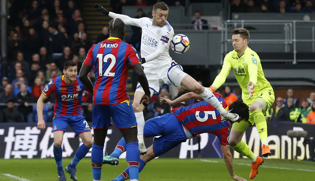 Pemain Leicester City, Jamie Vardy (tengah) berebut bola dengan pemain Crystal Palace pada lanjutan Premier League di Selhurst Park, London, (28/4/2018). Crystal Palace menang 5-0. (AFP/Ian Kington)
