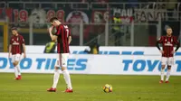 Penyerang AC Milan, Nikola Kalinic tertunduk lesu usai kalah 0-2 dari Atalanta. (AP Photo/Antonio Calanni)