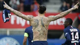 Ibrahimovic membuka papan skor di menit kedua di Parc des Princes, dan langsung melepas jersey yang ia kenakan untuk memamerkan tato yang memenuhi tubuhnya sebagai selebrasi pada 14 Februari 2015. (AFP Photo/Kenzo Tribouillard)