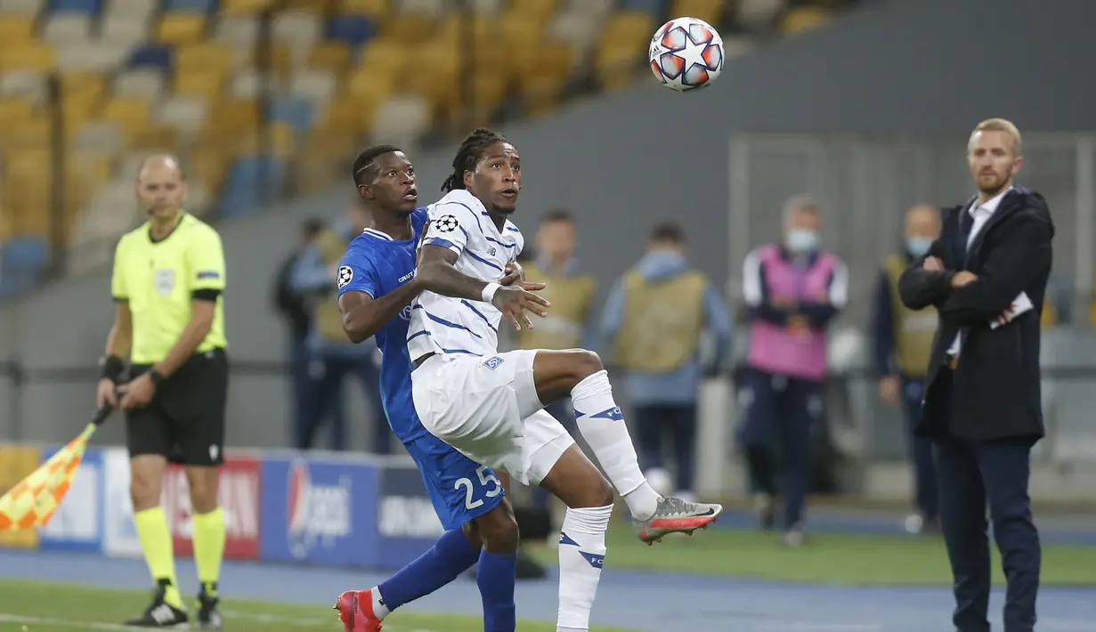 Penyerang Dynamo Kyiv, Gerson Rodrigues, berebut bola dengan bek Gent, Nurio Fortuna, pada laga kedua play-off Liga Champions di Stadion Olimpiade Kiev, Rabu (30/9/2020) dini hari WIB. Dynamo Kyiv menang 3-0 atas Gent. (AP Photo/Efrem Lukatsky)