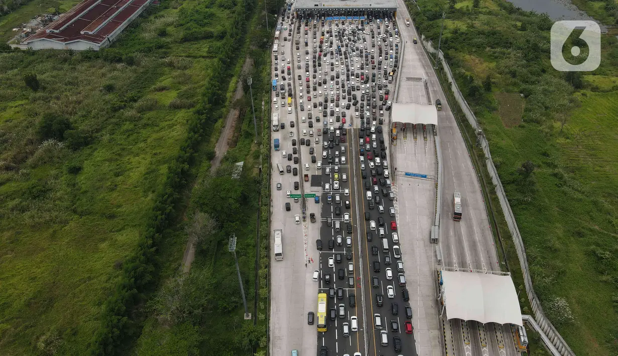 <p>Foto udara memeperlihatkan kendaraan pemudik terjebak kemacetan ketika hendak memasuki Gerbang Tol Cikampek Utama, Jawa Barat, Sabtu (30/4/2022). Pada H-2 Lebaran ini, sejumlah rekayasa lalu lintas masih diberlakukan di ruas tol trans jawa baik sistem contraflow hingga one way guna mengatasi kepadatan lalulintas. (Liputan6.com/Herman Zakharia)</p>