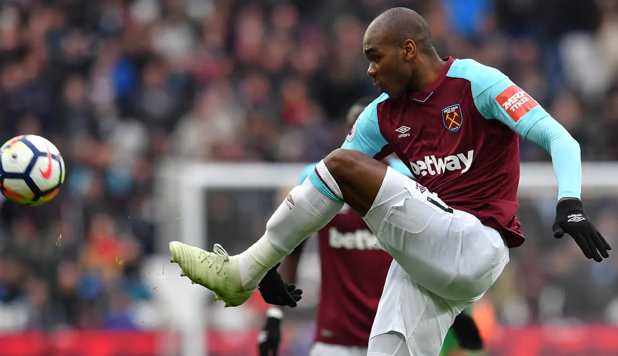 Angelo Ogbonna. Bek tengah Italia berdarah Nigeria berusia 34 tahun ini telah 7 musim memperkuat West Ham United. Ia didatangkan dari Juventus pada awal musim 2015/2016 dengan nilai transfer 11 juta euro. Meski kontraknya habis pada akhir musim 2021/2022 lalu, namun ia masih memiliki opsi perpanjangan kontrak hingga 1 musim ke depan. Bersama The Hammers ia total telah tampil dalam 200 laga di semua ajang dengan torehan 13 gol dan 1 assist. (AFP/Ben Stansall)