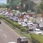 Sejumlah truk melintasi ruas jalan tol Tangerang-Jakarta, Kota Tangerang, Banten, Rabu (2/3/2022). Asosiasi Pengusaha Indonesia (Apindo) mengusulkan pemberlakuan penuh kebijakan bebas truk kelebihan muatan (over dimension overload/ODOL) diundur menjadi tahun 2025. (Liputan6.com/Angga Yuniar)