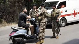 Kedutaan besar AS di Beirut mengatakan bahwa staf dan fasilitasnya dalam keadaan aman setelah muncul laporan mengenai tembakan di dekat pintu masuk kedutaan. (AP Photo/Bilal Hussein)