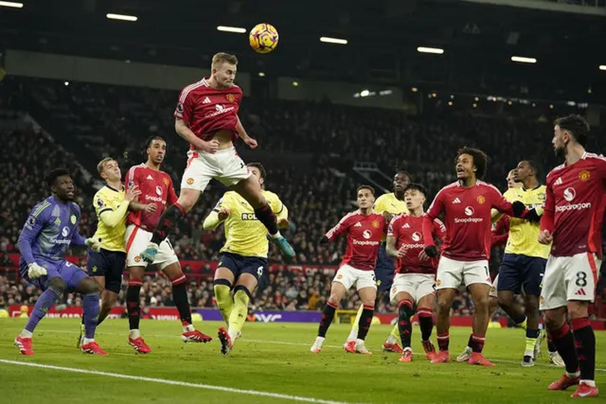 Joshua Zirkzee Terancam Hukuman atas Gestur Tak Senonohnya saat MU Kalahkan Southampton