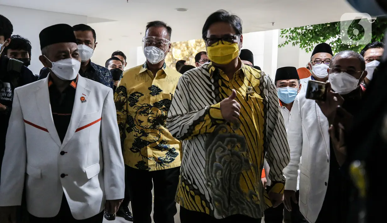 Ketua Umum Partai Golkar Airlangga Hartanto menyambut kedatangan Presiden Partai Keadilan Sejahtera (PKS) Ahmad Syaikhu saat pertemuan di DPP Partai Golkar, Jakarta, Kamis (29/4/2021). (Liputan6.com/Johan Tallo)