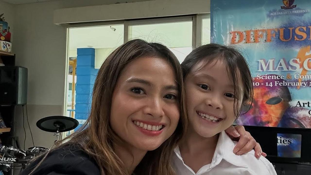 Bridgia, anak Acha Septriasa, tampil bernyanyi di sekolah dan berkesempatan berfoto bersama ibunya.