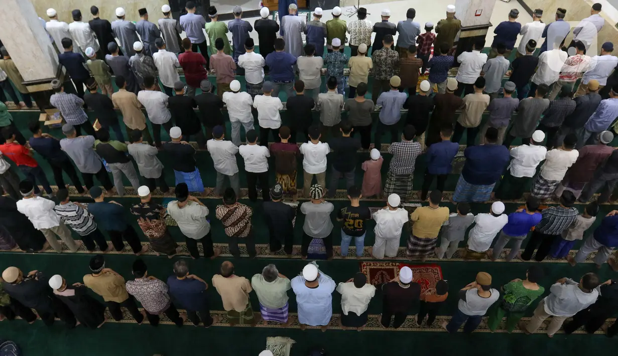Warga Muhammadiyah melaksanakan salat tarawih di malam pertama ramadan 1445 H di Masjid Raya Uswatun Hasanah, Cengkareng, Jakarta, Minggu (10/3/2024). (Liputan6.com/Herman Zakharia)