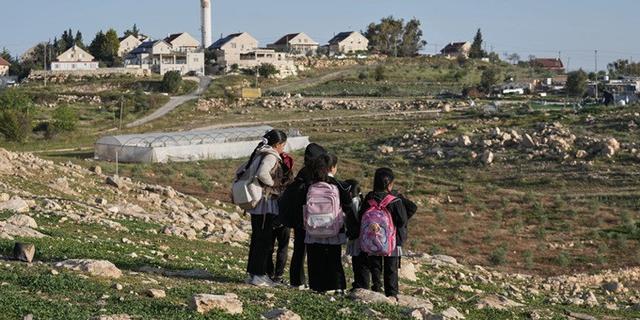 Pemukim Israel Halangi Akses Anak-anak Palestina ke Sekolah dengan Kawat Berduri dan Gas Air Mata