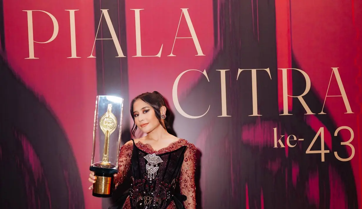 Mendapatkan Piala Citra tentu menjadi impian banyak aktor dan aktris di Tanah Air, begitu pula dengan Prilly Latuconsina. Di tengah kebahgaiaannya tersebut, aktris yang memiliki hobi menyelam ini pun mengenang kembali perjalanan kariernya di dunia akting yang kerap dicap memerankan karakter 'alay'. (Liputan6.com/IG/@prillylatuconsina96)