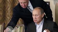Yevgeny Prigozhin dan Vladimir Putin. (AP)