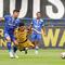 Pemain Persib Bandung, Julio Cesar (kiri) berebut bola dengan pemain Persija Jakarta, Eksel Timothy Joseph Runtukahu dalam laga lanjutan BRI Super League 2025/2026 melawan Persija Jakarta di Stadion Gelora Bandung Lautan Api, Bandung, Minggu (11/01/2026). (Bola.com/Abdul Aziz)