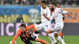 Perebutan bola antara pemain Real Madrid dan Shakhtar Donetsk dalam laga Grup A Liga Champions di Stadion Lviv Arena, Lviv, Ukraina, Kamis (26/11/2015) dini hari WIB. (AFP Photo/Sergei Supinsky)