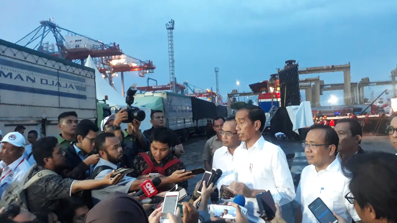 Presiden Joko Widodo (Jokowi) menghadiri acara Deklarasi Pengemudi Truk Sebagai Pelopor Keselamatan di Jakarta International Container Terminal (JICT), Jakarta.Dok Merdeka.com