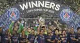 Para pemian PSG merayakan juara UEFA Super Cup 2025 setelah mengalahkan Tottenham Hotspur dalam laga final nan berjalan di Bluenergy Stadium, Udinese, Italia, Rabu (13/08/2025) waktu setempat. (AP Photo/Antonio Calanni)