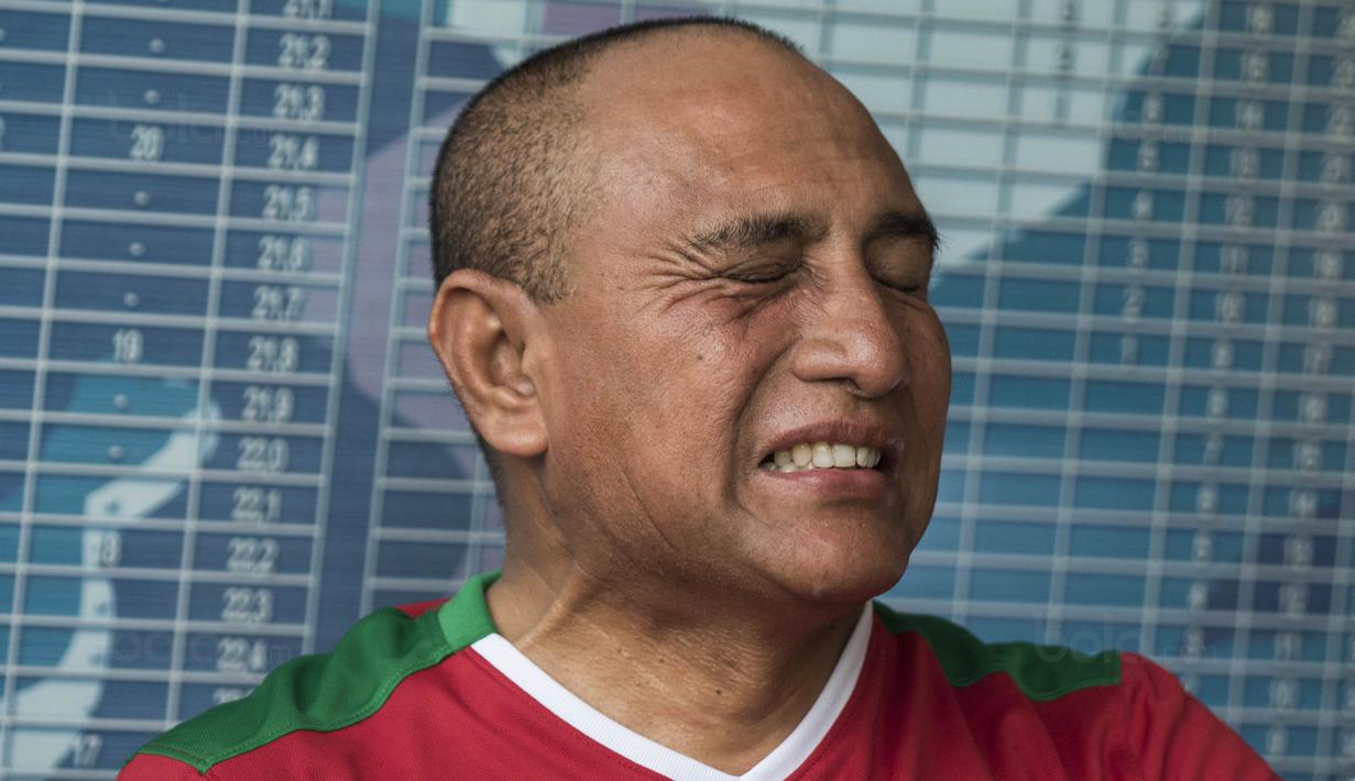 Ketum PSSI, Edy Rahmayadi, tampak tegang saat nobar Timnas Indonesia U-19 melawan Brunei di Stadion Atang Sutresna, Jakarta Timur, Selasa (12/9/2017). Nobar dilakukan sebelum acara pelepasan Timnas U-16. (Bola.com/Vitalis Yogi Trisna)