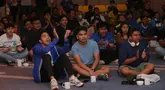 Program Roaring Night atau nobar pertandingan Premier League 2023/2024 hasil kolaborasi Vidio sebagai pemegang hak siar dengan komunitas suporter Liga Inggris, Bola.com, dan Bola.net kembali berlanjut pada Sabtu (13/1/2024) malam. Bertempat di Hotel Ibis Styles, Tanah Abang, Jakarta Pusat, giliran komunitas suporter Chelsea, CISC Regional Jakarta yang meramaikan acara dengan menyaksikan laga antara Chelsea melawan Fulham. Kado manis pun diterima puluhan anggota CISC Regional Jakarta setelah Chelsea sukses mengalahkan Fulham 1-0 lewat gol tunggal Cole Palmer. (Bola.com/M Iqbal Ichsan)
