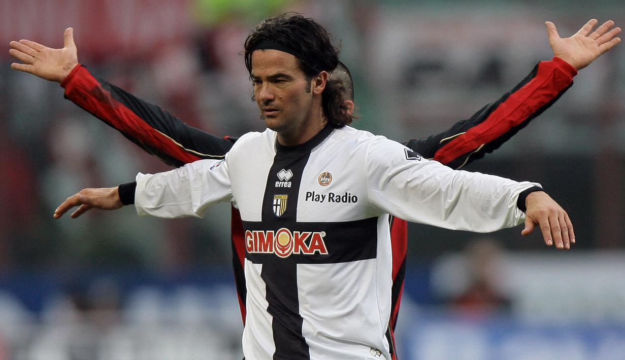 Fernando Couto (kiri) menjadi bek andalan Parma dalam dua periode yang berbeda. Pertama adalah tahun 1994 hingga 1996, kemudian tahun 2005 hingga 2008. Couto total telah bermain sebanyak 127 kali dengan mempersembahkan satu trofi UEFA 1994/95. (AFP/Giuseppe Cacace)