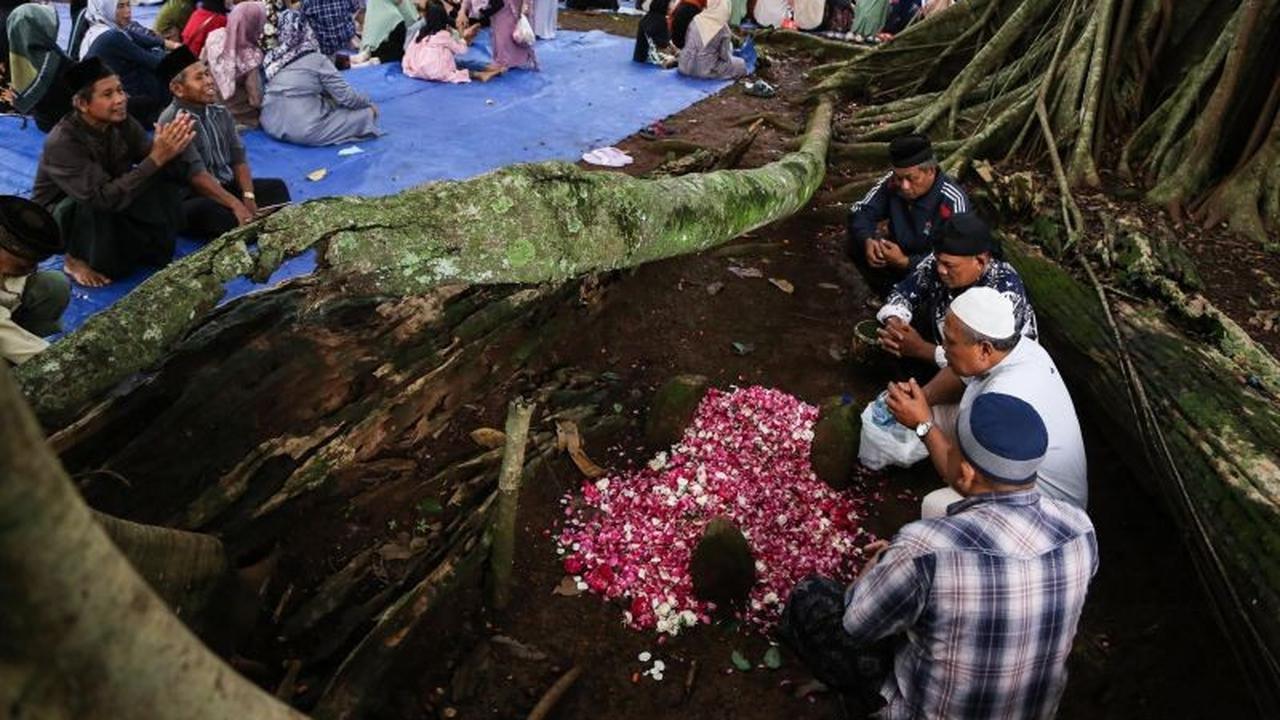 Mengapa Imam Muslim Mencium Kaki Gurunya? Memahami Adab Menghormati Ulama dari Tradisi Sahabat hingga Salafus Shalih