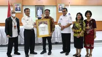 Bupati Sanggau Paolus Hadi menerim penghargaan Innovative Government Award (IGA) 2022. (Istimewa)