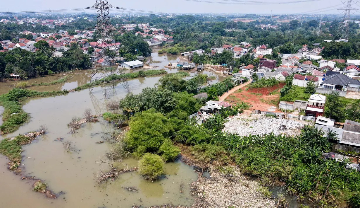Longsoran dari Tempat Pembuangan Akhir (TPA) Sampah Cipayung memparah penyumbatan air di Kali Pesanggarahan. (BAY ISMOYO/AFP)