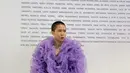 Aksen ruffle pada baju hadirkan tampilan yang begitu maksimal dan grande. Ia memaksimalkan gayanya dengan aksesori. [Foto: Instagram/ Cadburylemonade]