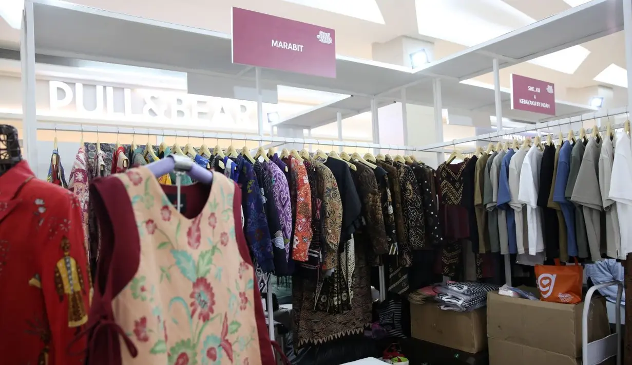 Potongan modern membuat koleksi Marabit terasa segar dan relevan, namun tetap mempertahankan keindahan motif dan filosofi kain nusantara. Dengan siluet yang nyaman dan warna-warna earthy, Marabit ingin menghadirkan wastra sebagai bagian dari gaya hidup sehari-hari generasi masa kini. (foto/dok: fimela.com)