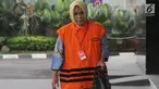 Anggota DPRD Kota Malang Wiwik Hendri Astuti tiba untuk menjalani pemeriksaan di gedung KPK, Jakarta, Selasa (17/4). Wiwik diperiksa perdana pasca penahanan untuk tersangka Wali Kota Malang nonaktif Mochamad Anton. (Merdeka.com/Dwi Narwoko)