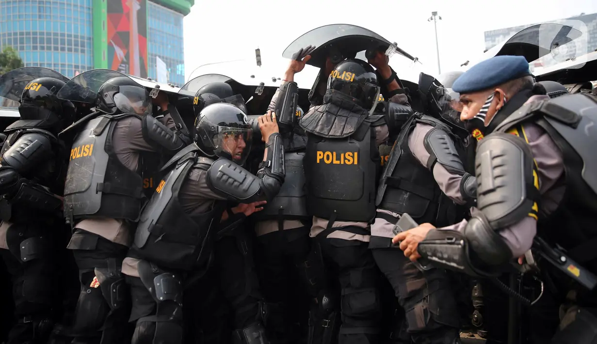 Polisi terlibat bentrok dengan pengunjuk rasa yang menolak UU Cipta Kerja di kawasan Harmoni, Jakarta, Kamis (8/10/2020). (Liputan6.com/Faizal Fanani)