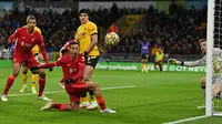Gelandang Liverpool Thiago Alcantara gagal memanfaatkan peluang pada laga Liga Inggris melawan Wolverhampton Wanderers di Molineux, Sabtu (4/12/2021). (AFP/Justin Tallis)