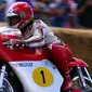 Giacomo Agostini menunggangi motor MV Agusta 500 Three. (Motorcycleonline.com)