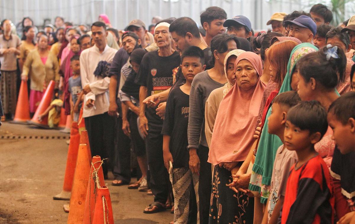 Ratusan Warga Antri Beras Murah Saat Aksi Sosial Mahasiswa di Jakarta