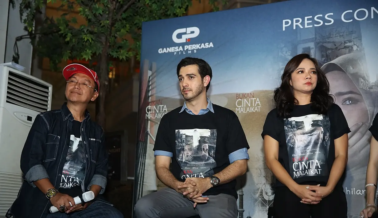 Beruntung sang suami juga selalu mendukung kariernya. Apalagi sebelum resmi menikah, Nora sudah menggeluti profesi sebagai artis. Sang suami juga menyadari kesibukan istrinya sebagai artis. (Bambang E. Ros/Bintang.com)