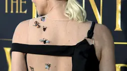 Artis  Charlize Theron saat hadir selama pemutaran perdana film " The Huntsman : Winter War " di Los Angeles , California , (11/4).Uniknya Charlize Theron mengenakan gaun hitam dengan hiasan serangga. (REUTERS / Kevork Djansezian) 