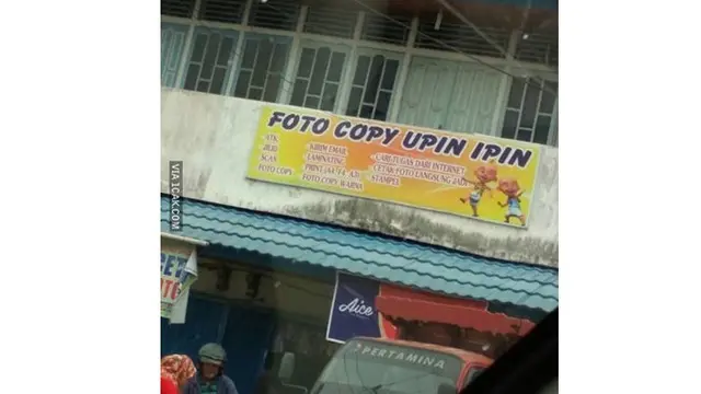 6 Spanduk Fotocopy Ini Nyeleneh Banget, Bikin Geleng Kepala