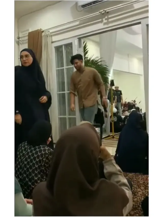 6 Potret Pertemuan Irish Bella dan Ammar Zoni di Kajian Umi Pipik, Terlihat Canggung