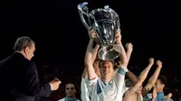 Deschamps memulai karier profesionalnya bersama Marseille dan menjuarai Ligue 1 pada 1991, 1992 serta Liga Champions pada 1993. Deschamps menjadi kapten termuda yang mengangkat trofi kala itu. (AFP/Georges Gobet)