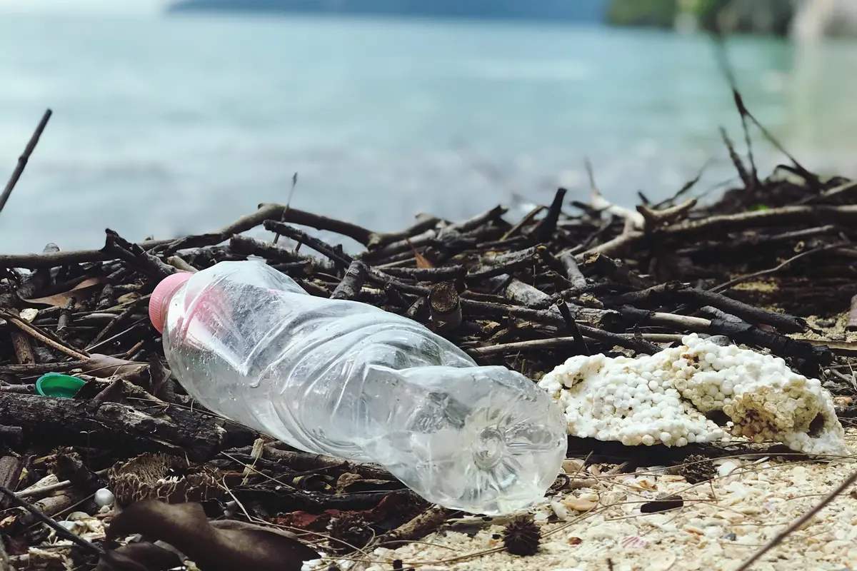 [Fimela] Sampah Botol Plastik
