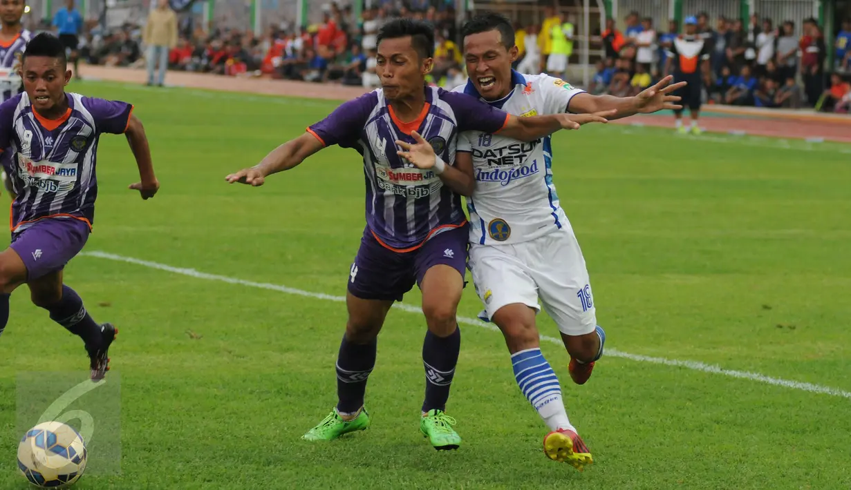 Bek PSGC, A Taufiq (tengah) menghalangi pergerakan pemain belakang Persib, Jajang Sukmara(kanan) saat laga persahabatan segitiga di Stadion Galuh Ciamis, Minggu (10/4/2016). Laga ini dimenangkan Persib 5-1. (Liputan6.com/Helmi Fithriansyah)