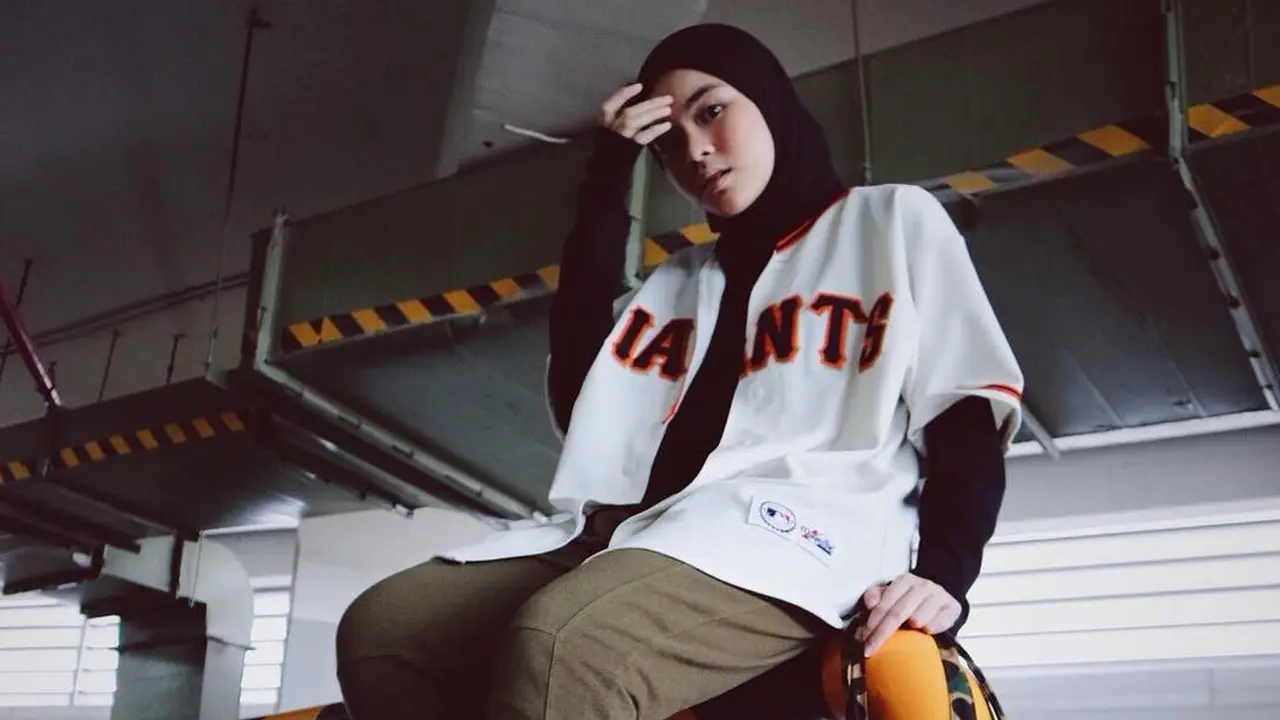 [Bintang] Tidak Terkesan Aneh, Gaya Layering Sivia Azizah dengan Track Pants Ini Super Quirky