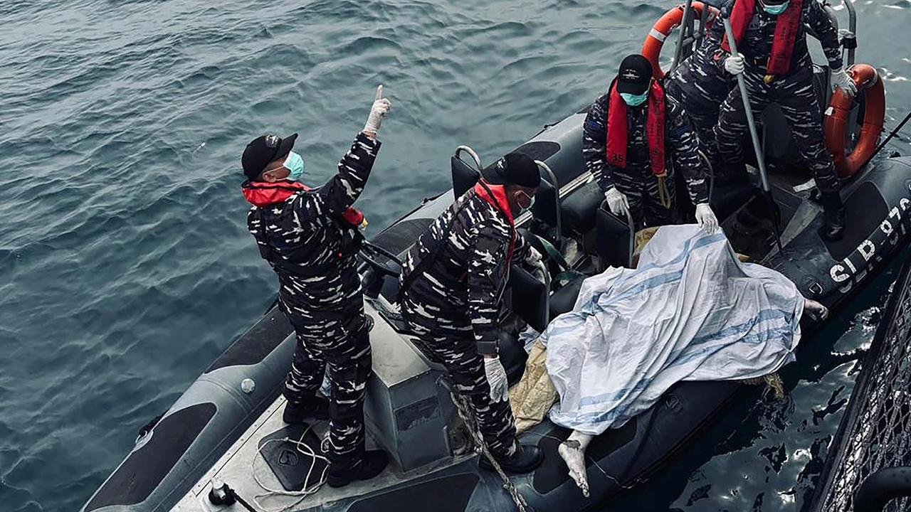 FOTO: KRI Selar-879 Evakuasi Jenazah di Teluk Balikpapan Saat Patroli Rutin