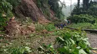 Pasca-gempa bumi, tadi pagi, kembali terjadi longsoran di mana hampir 200 meter jalan tertutupi material longsor. (Foto: Liputan6.com/Abdul Rajab Umar)