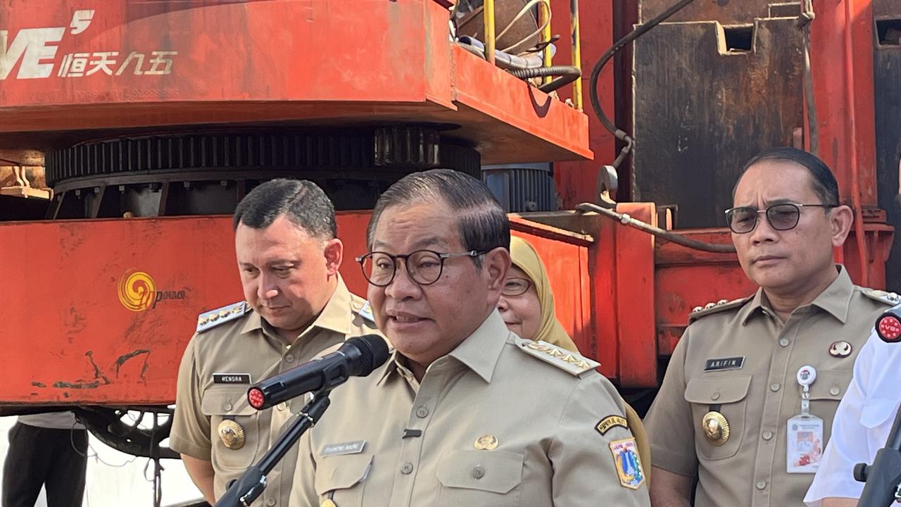 Sampah di Pasar Kramat Jati Masih Menumpuk, Pramono Target Bersih dalam Sepekan