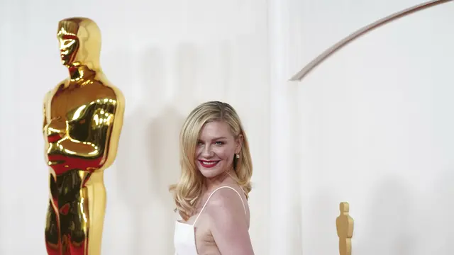 2 Insiden Konyol Oscar 2024, Resleting Gaun Emma Stone Terbuka di Panggung dan Kirsten Dunst Nyaris Jatuhkan Patung