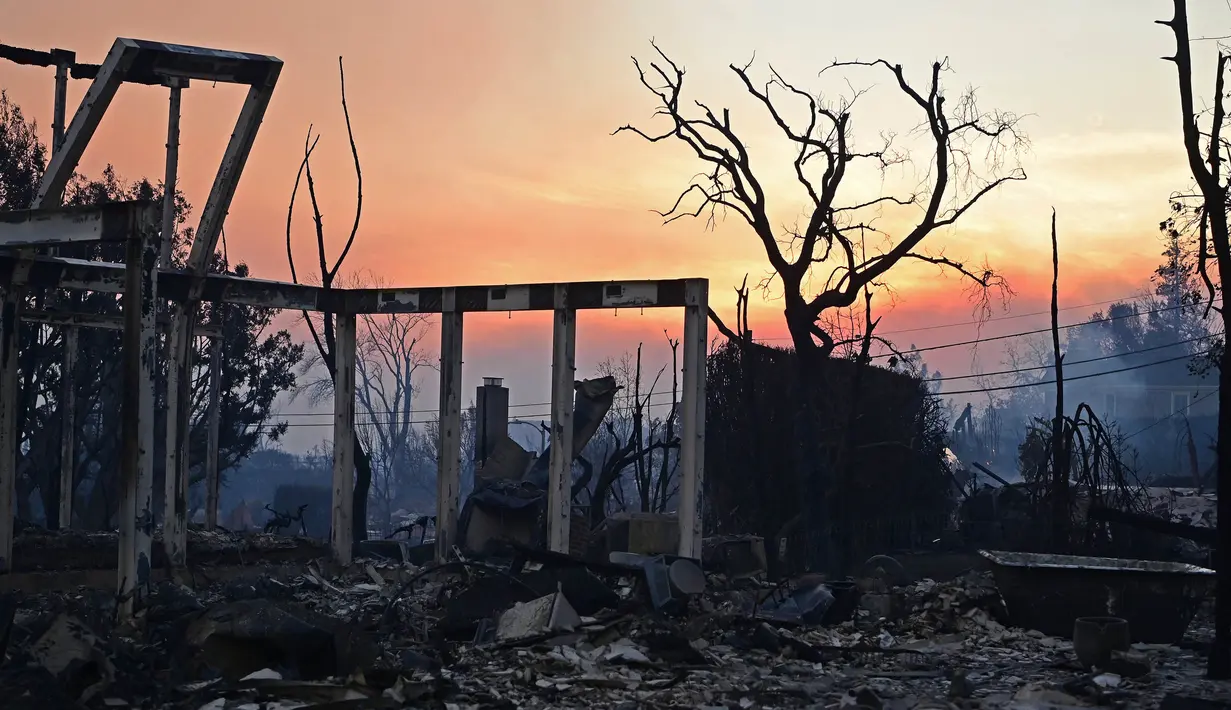 Salah satu wilayah yang paling terdampak adalah Pacific Palisades, sebuah kawasan permukiman mewah. Di sana, kobaran api menghanguskan hampir 12.000 hektar lahan. (AGUSTIN PAULLIER/AFP)