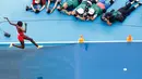 Sejumlah fotografer rela tengkurap demi mendapatkan momen foto terbaik pada lari halang rintang 3000 meter wanita Olimpiade Rio 2016 di Olympic Stadium, Rio de Janeiro, Brasil, (15/8). (REUTERS / Fabrizio Bensch)