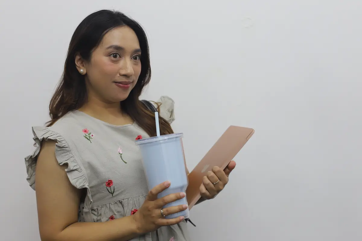 Ilustrasi Perempuan Membawa Tumbler