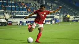 Upaya Timnas Indonesa untuk menyamakan kedudukan masih melebar lewat peluang Evan Dimas pada menit ke-53. Permainan Thailand kini menggunakan sekema set-piece dan umpan-umpan diagonal. Mereka memanfaatkan kelebihan postur tubuh pemainnya untuk bola-bola tinggi. (Foto: Dok. PSSI)