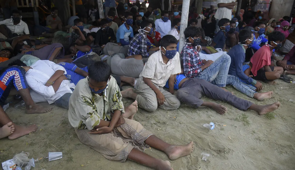 Pengungsi Rohingya beristirahat setelah perahu yang membawa mereka mendarat di Lhokseumawe, provinsi Aceh, Senin (7/9/2020). Hampir 300 Muslim Rohingya ditemukan di sebuah pantai di provinsi Aceh dan dievakuasi oleh militer, polisi dan Relawan. (AP Photo/Rahmat Mirza)